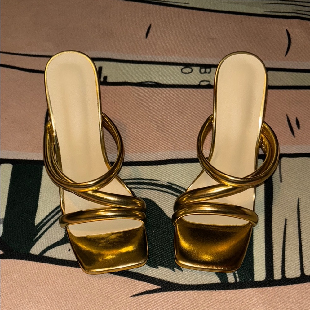 Dynamic Gold Heels🏆 - Picture 2 of 5